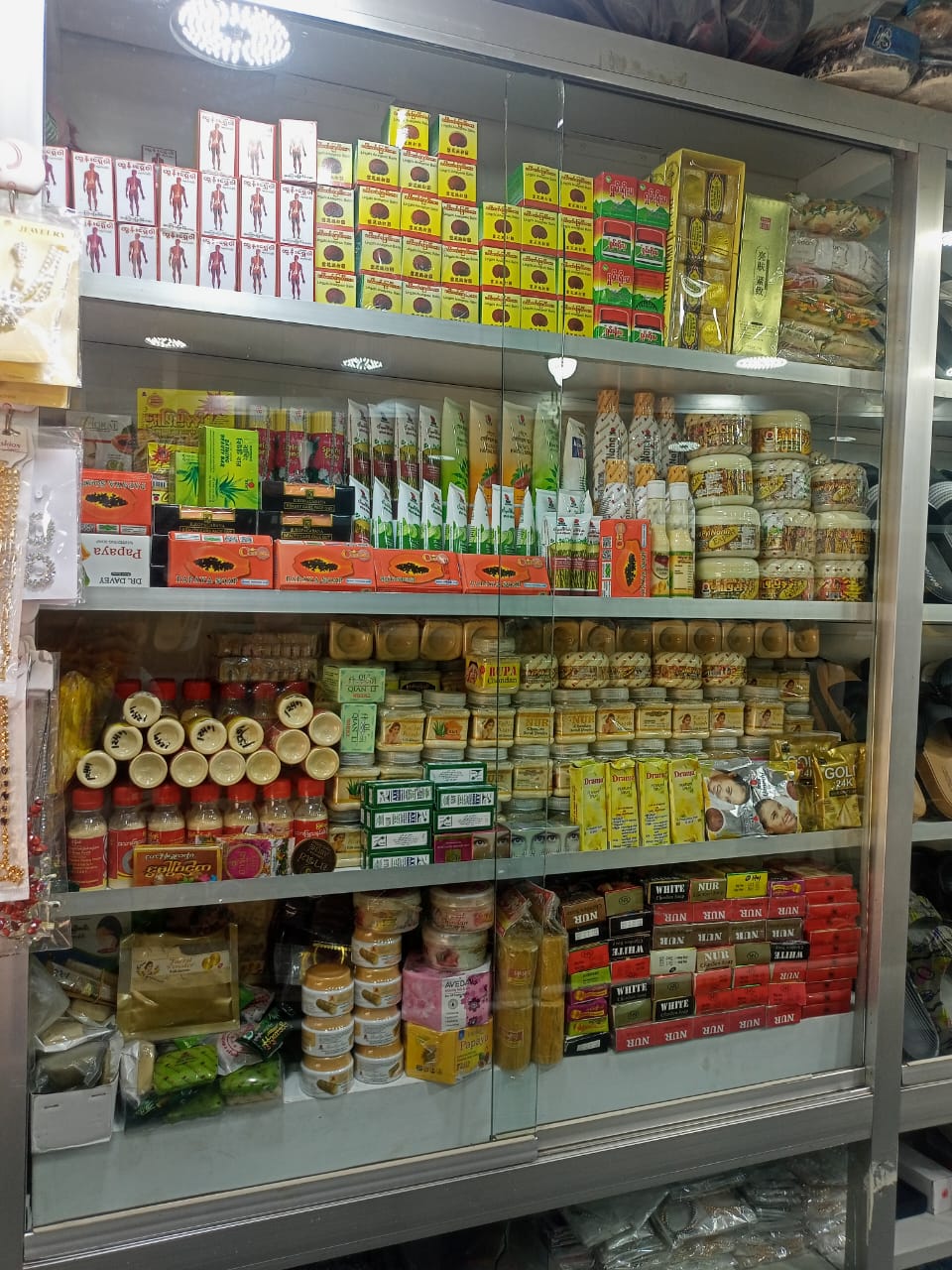 কসমেটিক্স সেকশন