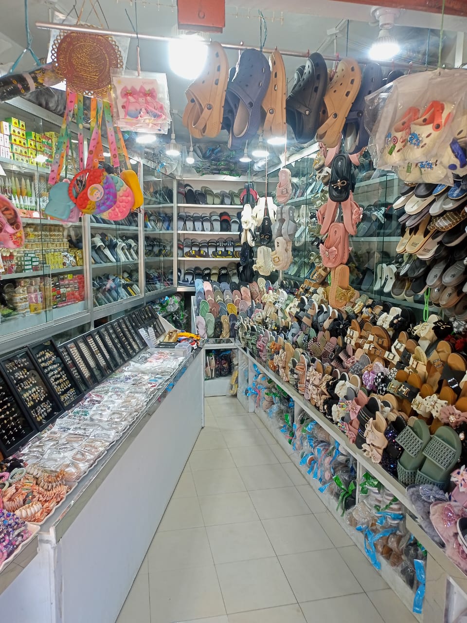 দোকানের ভেতরের দৃশ্য