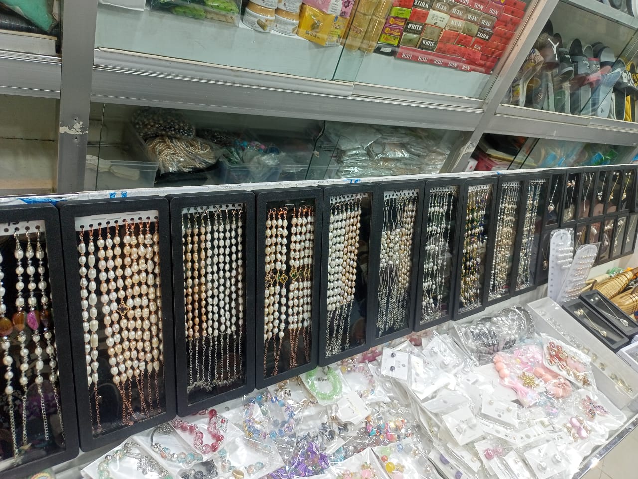 নেকলেস ও গহনা